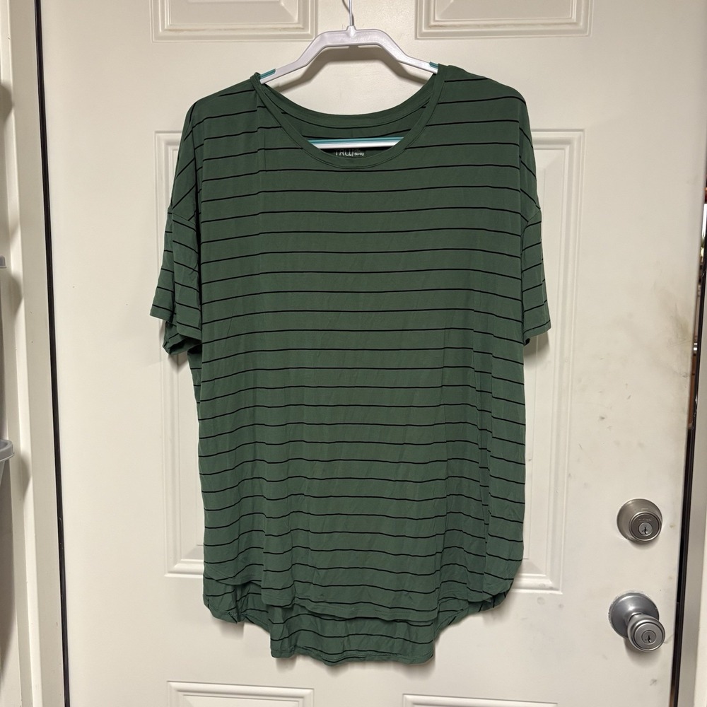 Cute and simple, Time and Tru Women's Green Striped T-Shirt - Size XL (16-18)